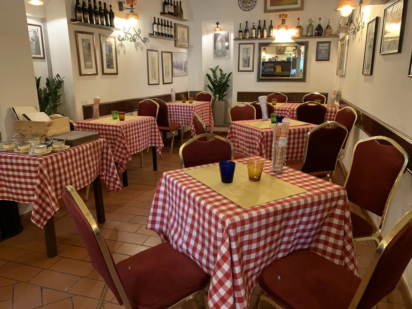 I tavoli apparecchiati nella sala della trattoria, pronti per un evento privato