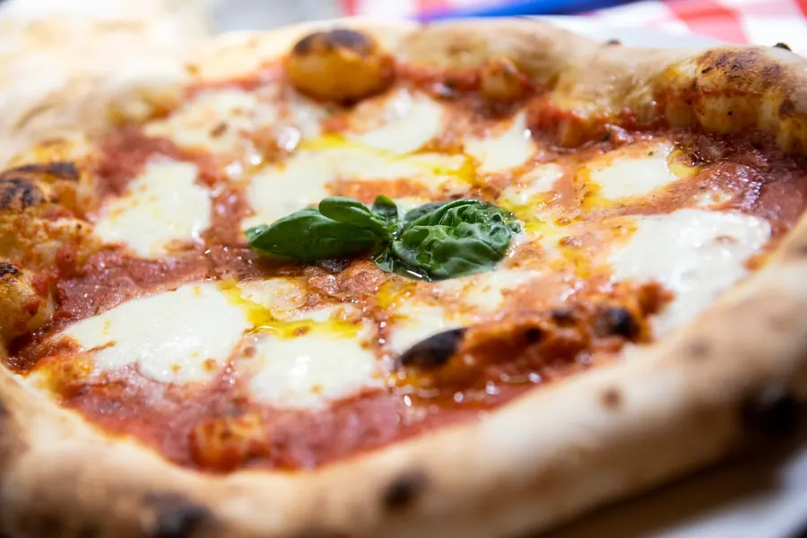 Pizza margherita a lievitazione naturale