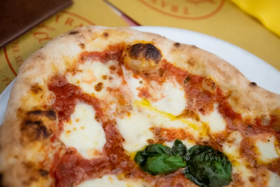 Pizza margherita servita al tavolo
