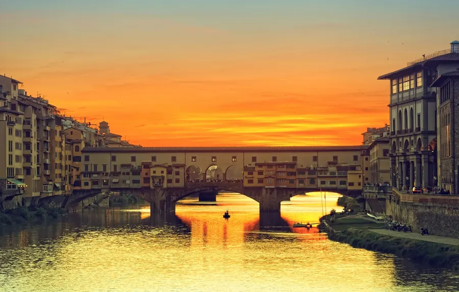 Il Ponte Vecchio e l’Arno al tramonto