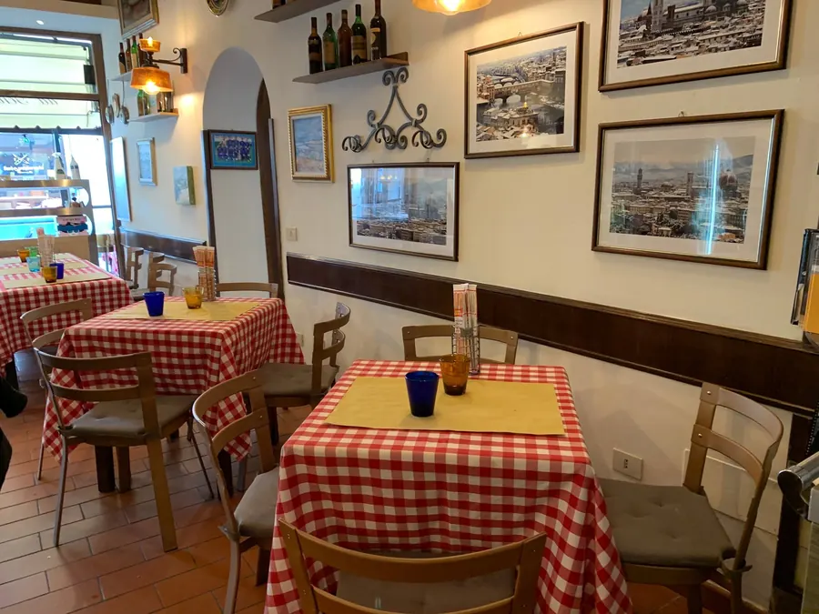 L’ambiente rustico e raccolto della trattoria
