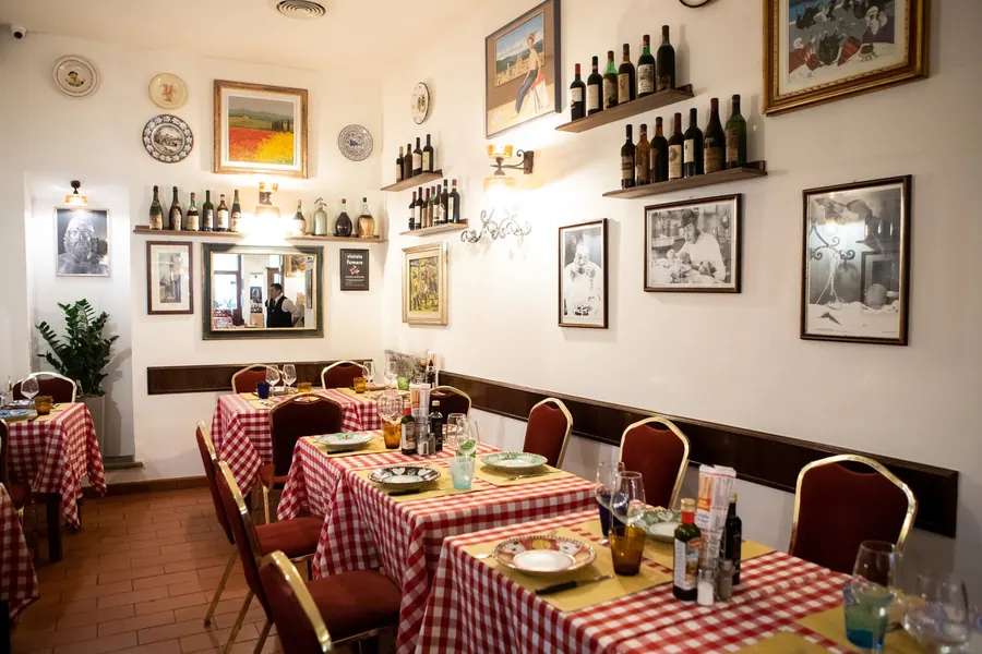 La sala della trattoria con i quadri che raccontano Firenze