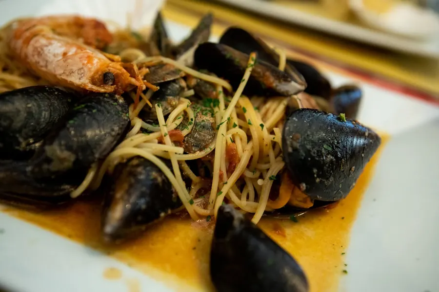 Spaghetti allo scoglio con cozze e gamberi